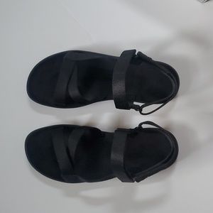 8.5 Everlane black velcro sandal